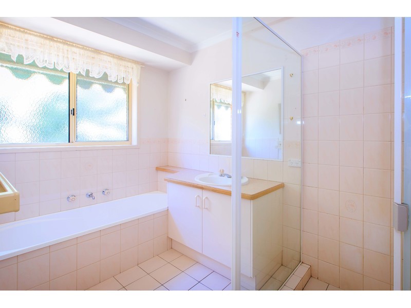 2/19 Saville Avenue, Lavington NSW 2641