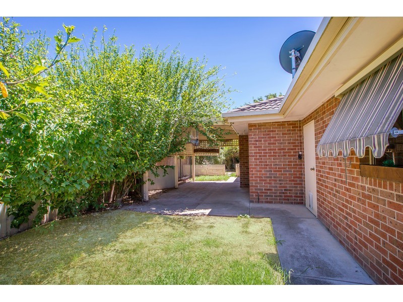 2/19 Saville Avenue, Lavington NSW 2641