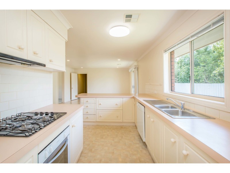 2/16 Saville Avenue, Lavington NSW 2641