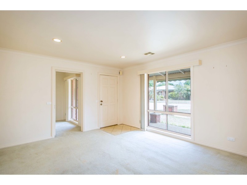 2/16 Saville Avenue, Lavington NSW 2641