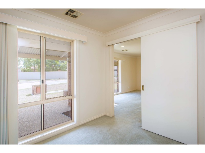 2/16 Saville Avenue, Lavington NSW 2641