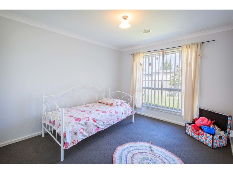 20 Cambridge Drive, Thurgoona NSW 2640