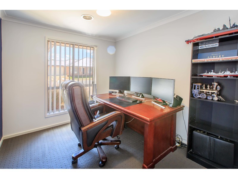 20 Cambridge Drive, Thurgoona NSW 2640