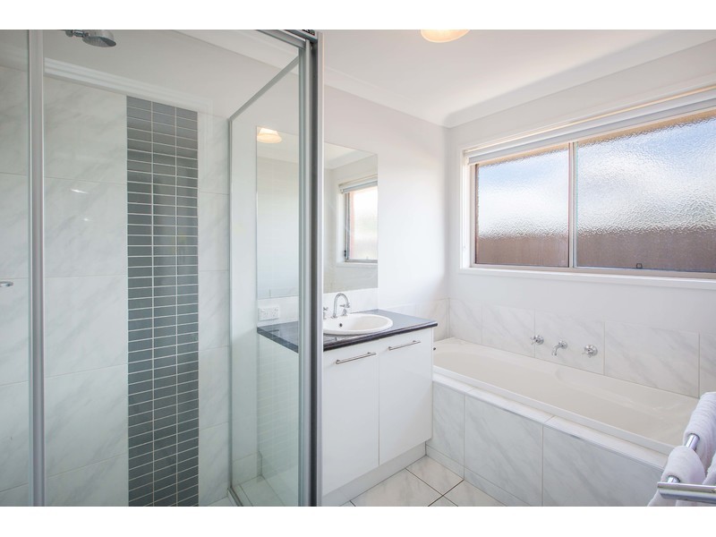 20 Cambridge Drive, Thurgoona NSW 2640