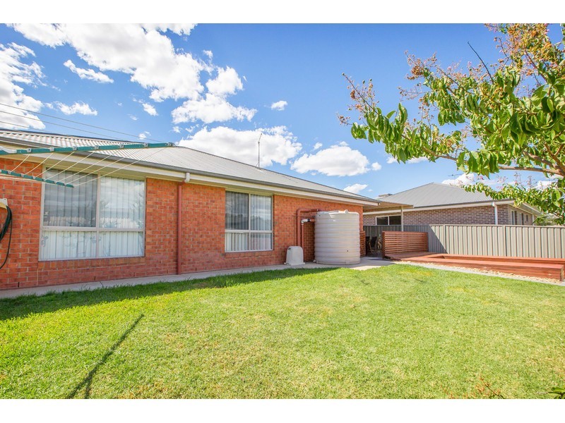 20 Cambridge Drive, Thurgoona NSW 2640