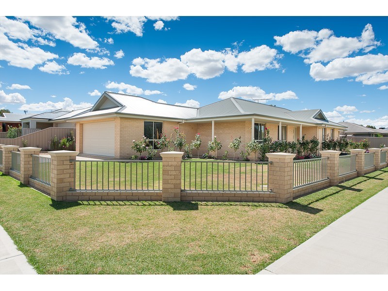 15 Sarah Court, Howlong NSW 2643