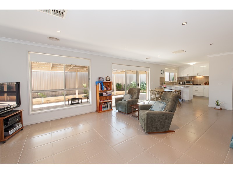 15 Sarah Court, Howlong NSW 2643