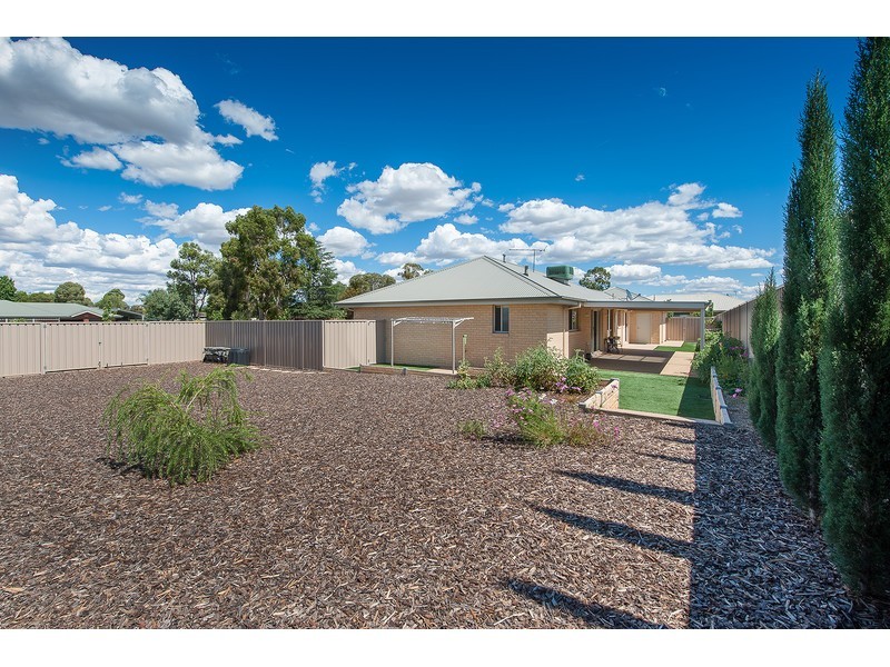 15 Sarah Court, Howlong NSW 2643