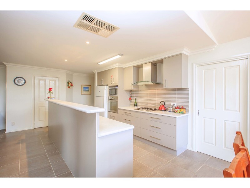 25 Honeyeater Circuit, Thurgoona NSW 2640