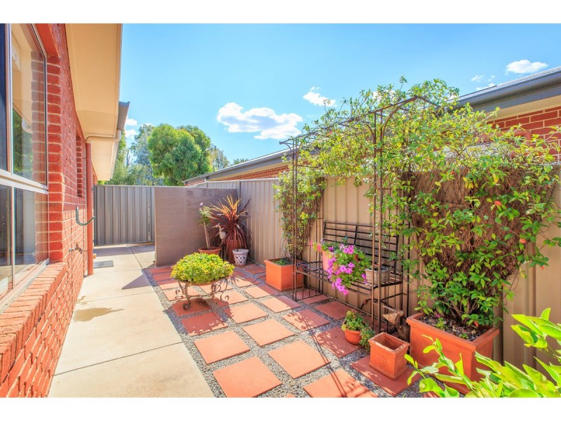 25 Honeyeater Circuit, Thurgoona NSW 2640