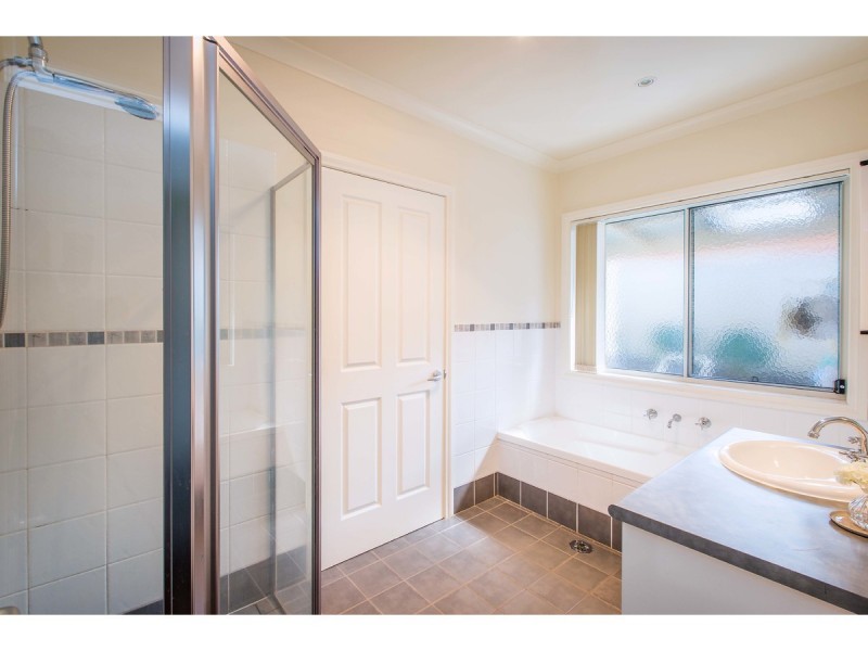 9 Chatterton Place, West Albury NSW 2640