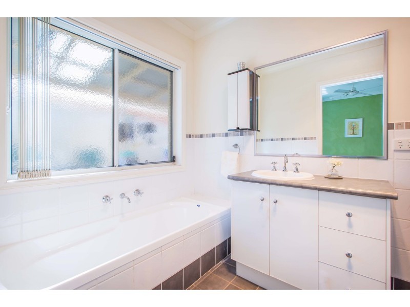 9 Chatterton Place, West Albury NSW 2640