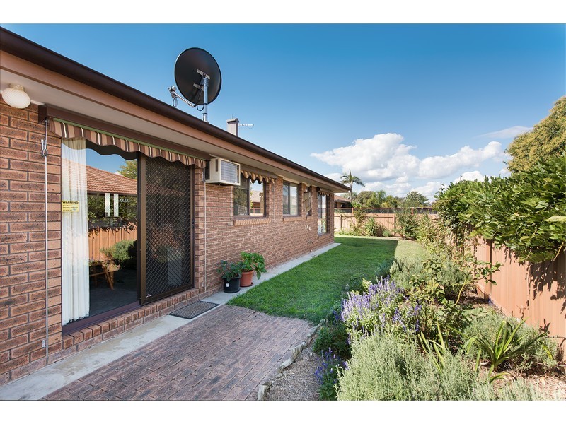 2/6 Brent Court, Lavington NSW 2641