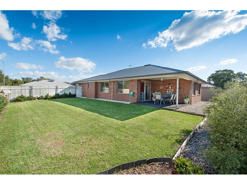 4 Cobby Court, Lavington NSW 2641