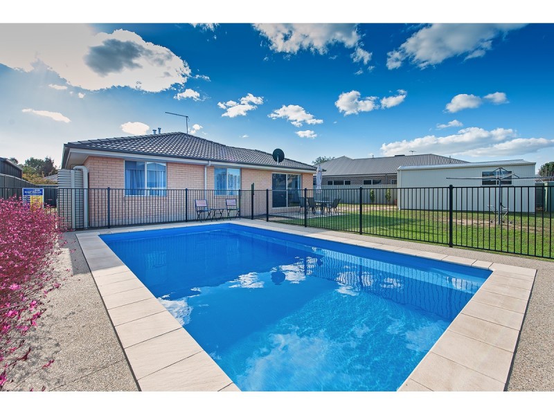 17 Oxford Drive, Thurgoona NSW 2640