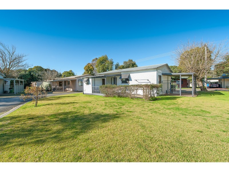 13 Brush Box Street, Lake Hume Village NSW 3691