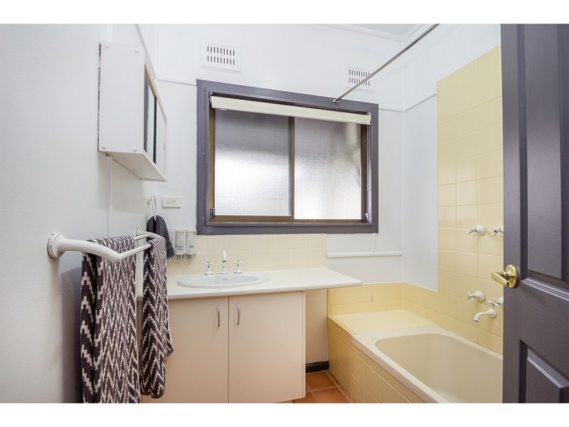 13 Brush Box Street, Lake Hume Village NSW 3691