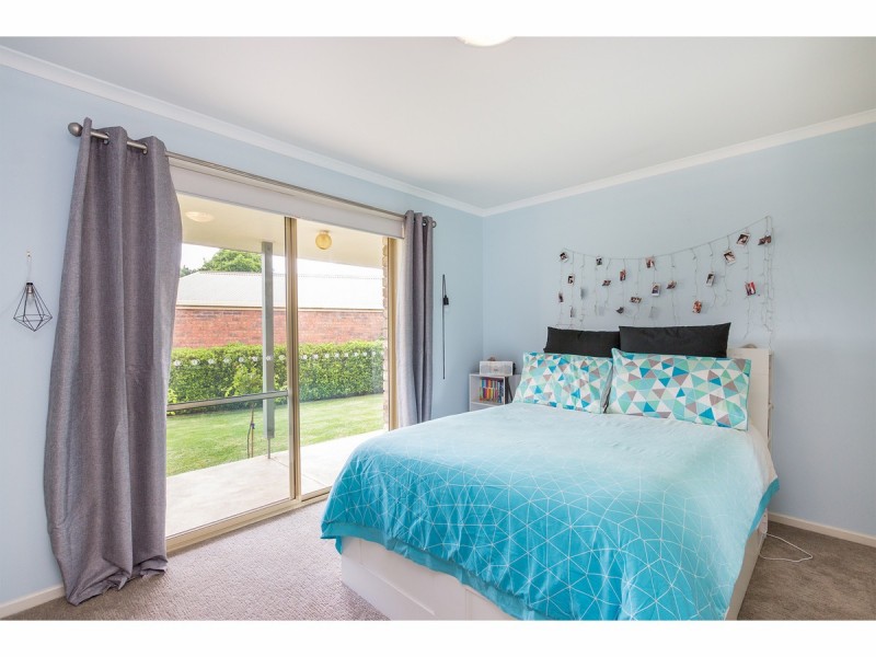 8 Watt Place, Lavington NSW 2641