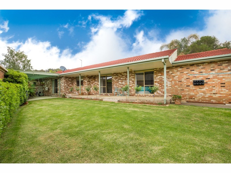 8 Watt Place, Lavington NSW 2641