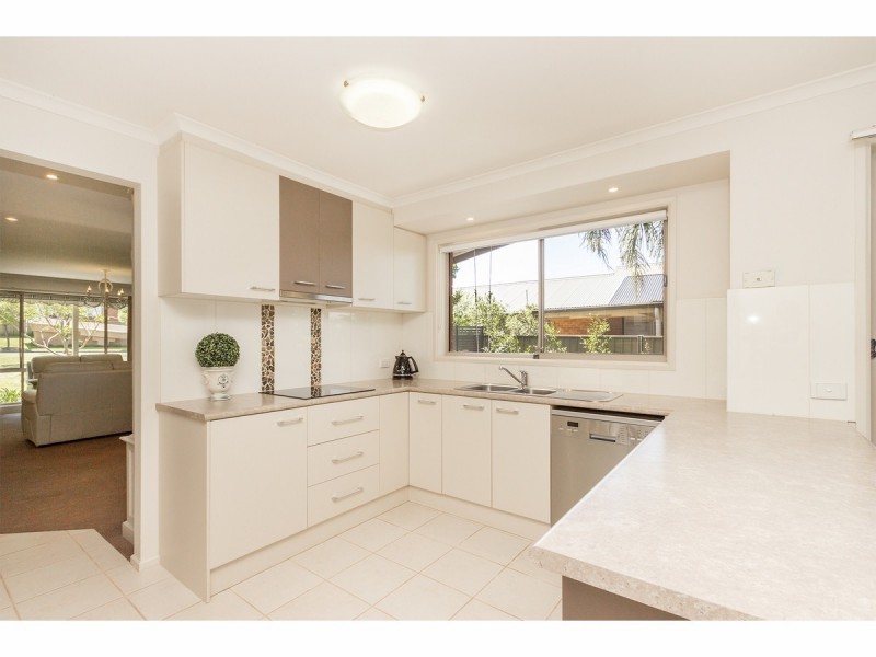 70 Mountford Crescent, East Albury NSW 2640