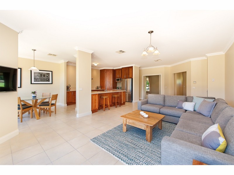 26 Lobbe Road, Thurgoona NSW 2640