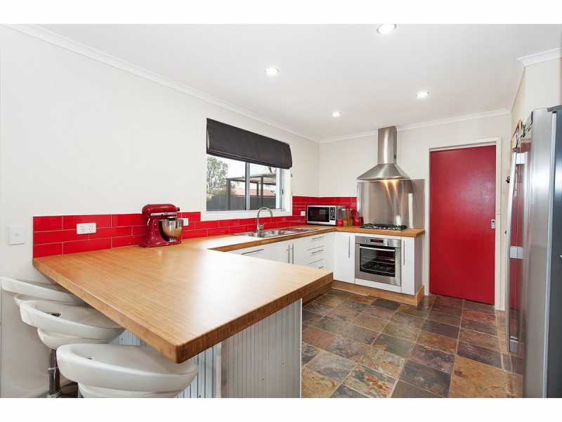 132 Howard Court, Howlong NSW 2643