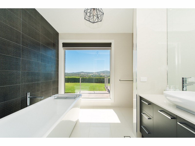 6 Finke Court, Hamilton Valley NSW 2641
