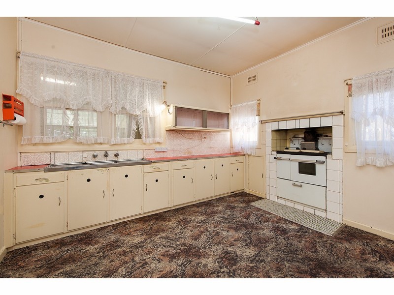 566 Mair Street, Lavington NSW 2641