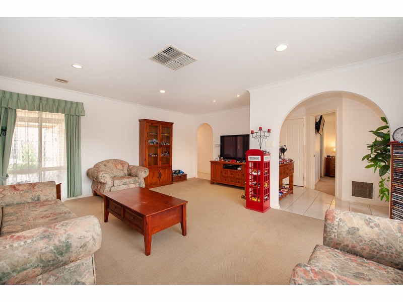 10 Valerie Way, Lavington NSW 2641