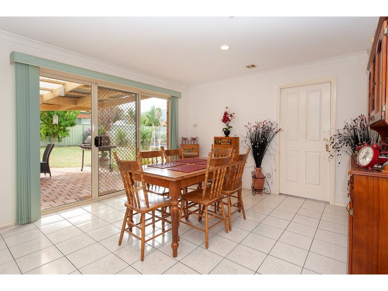 10 Valerie Way, Lavington NSW 2641