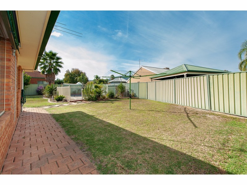10 Valerie Way, Lavington NSW 2641