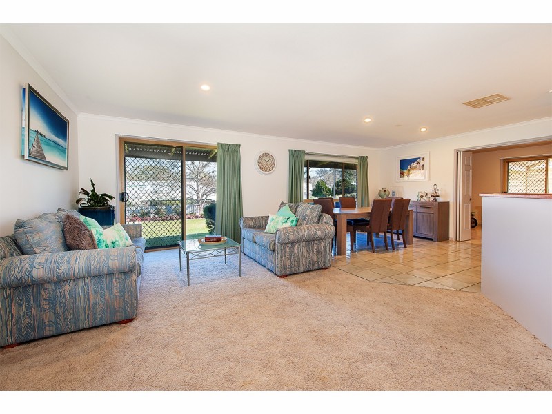 85 Southernview Drive, West Albury NSW 2640