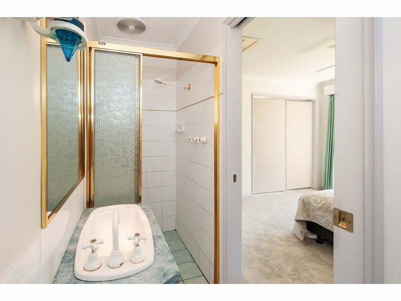 85 Southernview Drive, West Albury NSW 2640