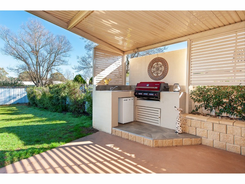 85 Southernview Drive, West Albury NSW 2640
