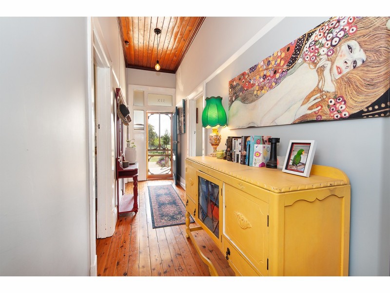 6 Clive Court, Table Top NSW 2640