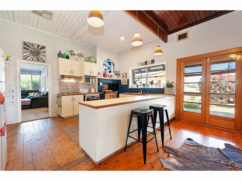 6 Clive Court, Table Top NSW 2640