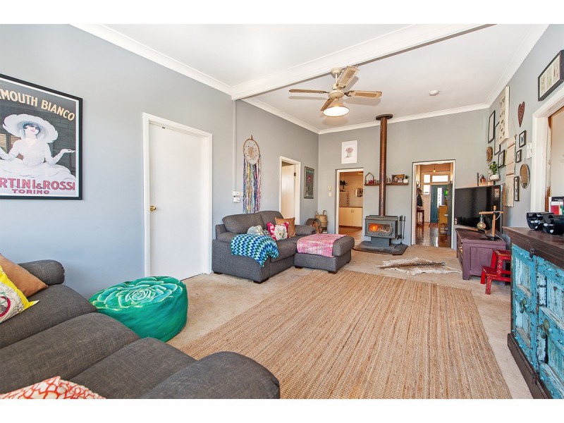 6 Clive Court, Table Top NSW 2640