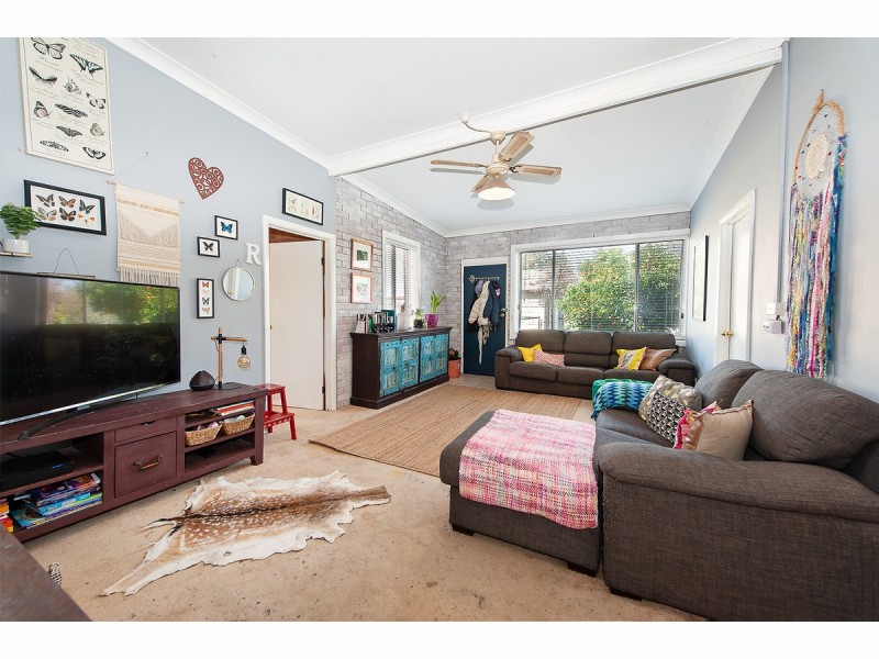 6 Clive Court, Table Top NSW 2640