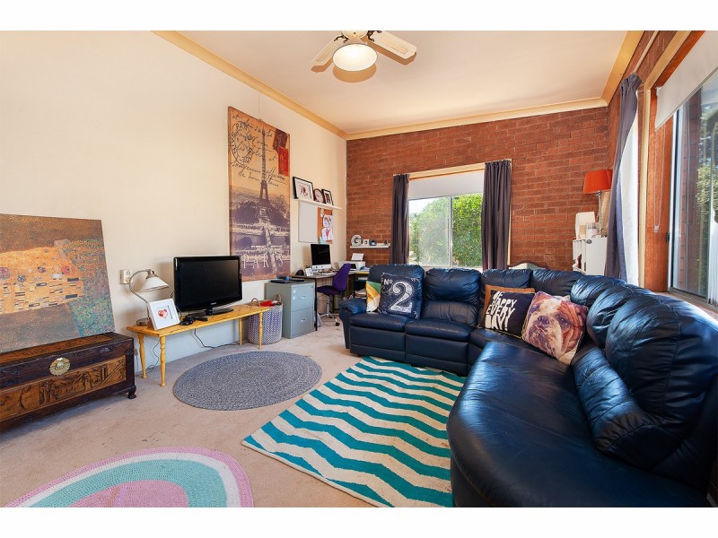 6 Clive Court, Table Top NSW 2640