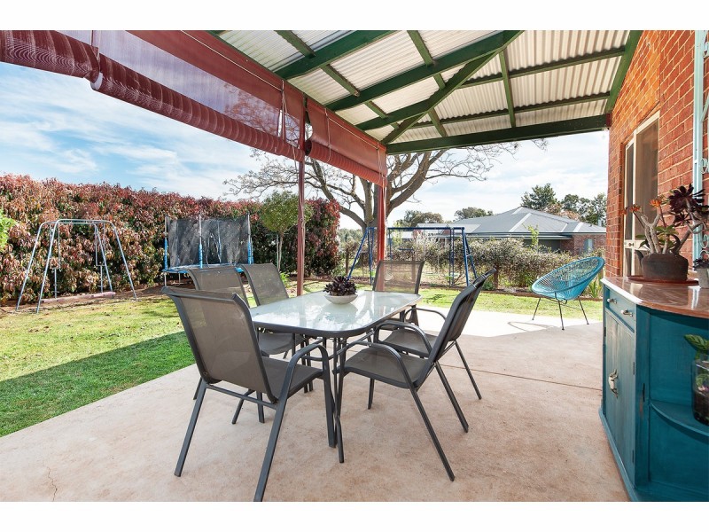 6 Clive Court, Table Top NSW 2640