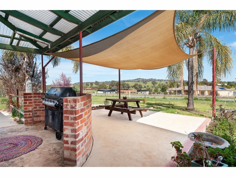 6 Clive Court, Table Top NSW 2640