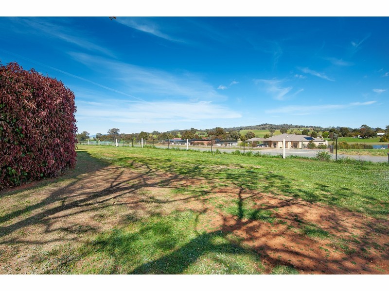6 Clive Court, Table Top NSW 2640