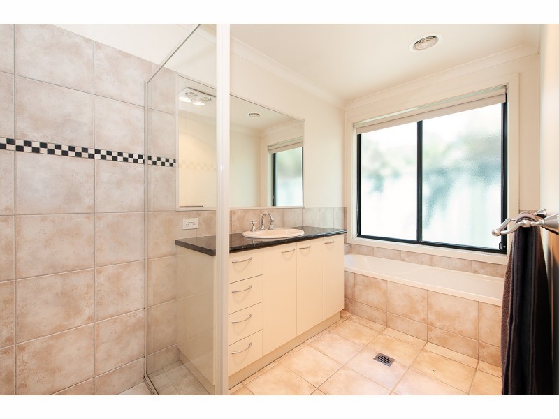 32 Jenny Wren Place, East Albury NSW 2640