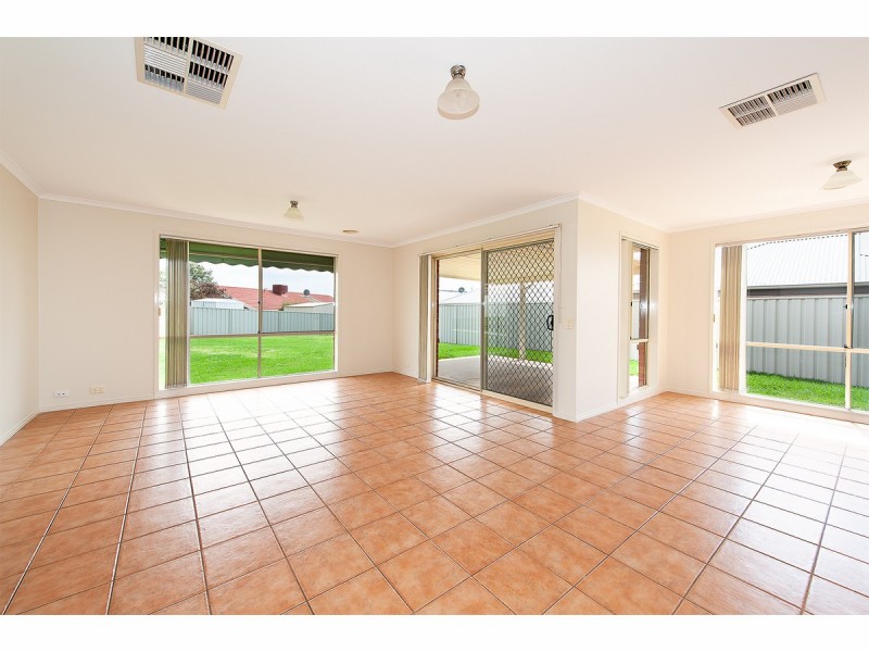 7 Hawk Place, West Wodonga VIC 3690