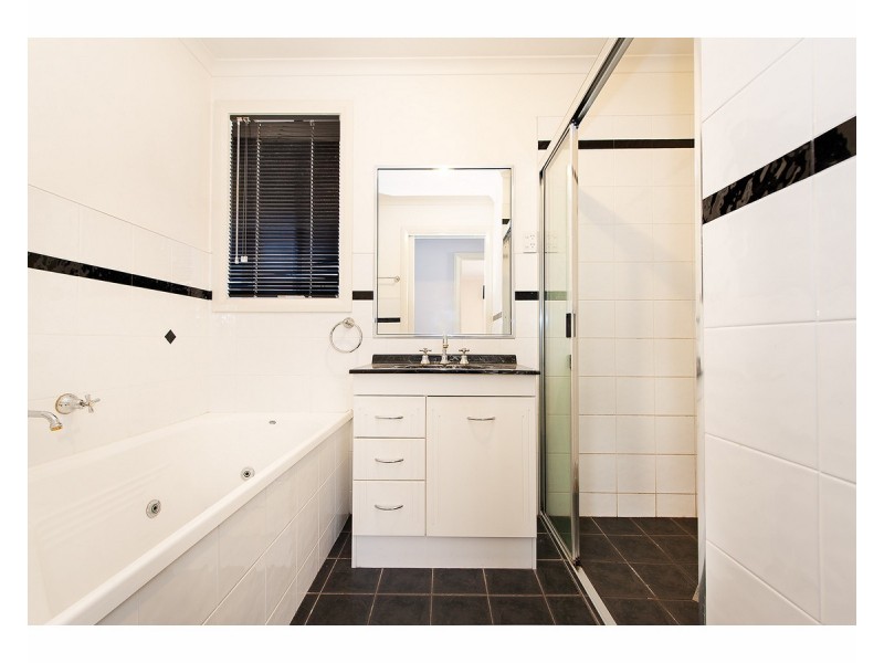 1/460 Parnall Street, Lavington NSW 2641