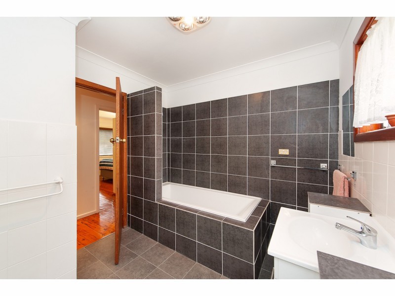 424 English Avenue, Lavington NSW 2641