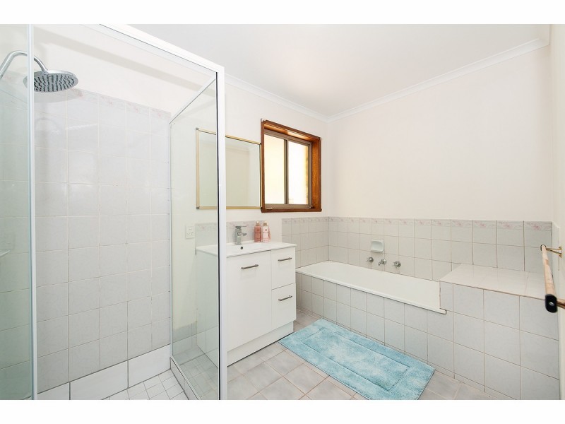 2/1-5 La Fontaine Avenue, Lavington NSW 2641