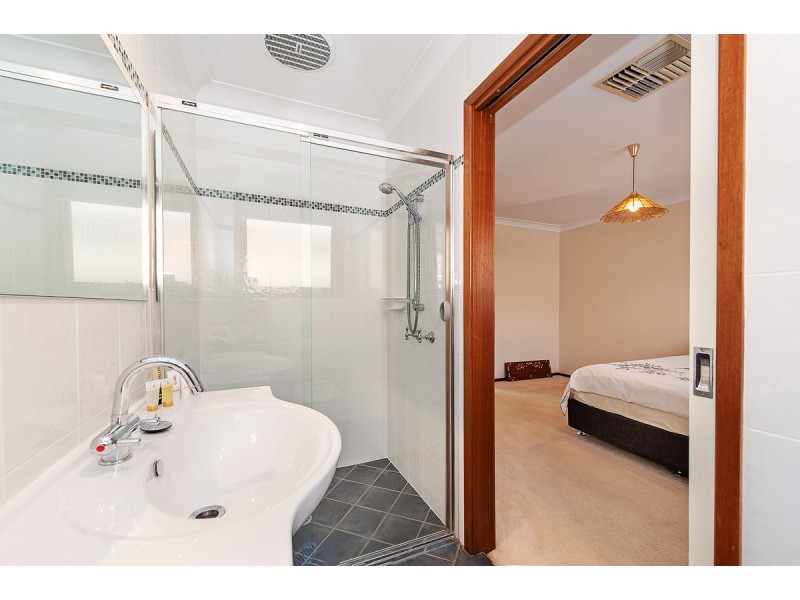 382 Poplar Drive, Lavington NSW 2641