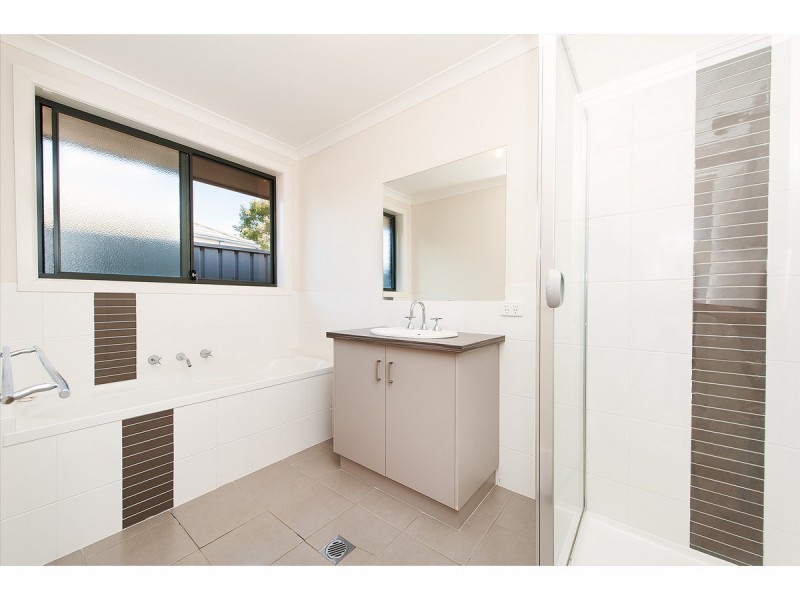 2/3 Swallow Street, Thurgoona NSW 2640
