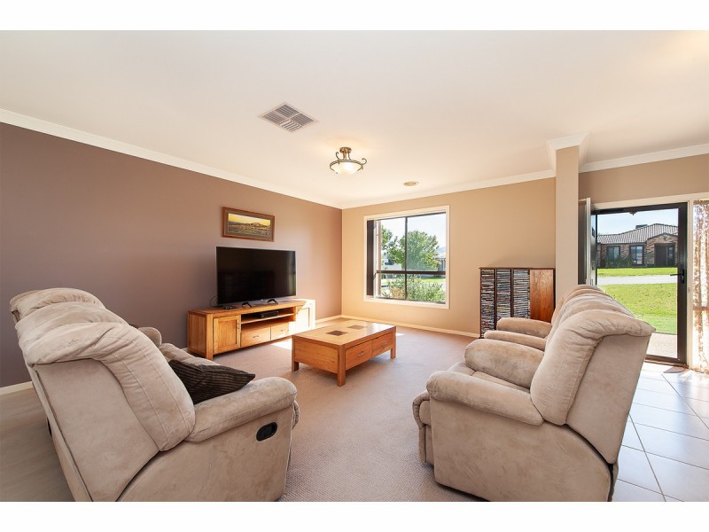 57 Dryandra Way, Thurgoona NSW 2640